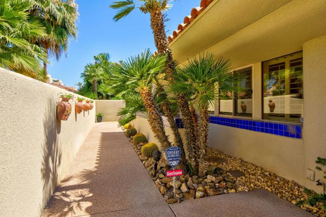 212 S Kavenish Drive, Rancho Mirage CA: https://media.crmls.org/mediaz/56d24603-935f-409f-8936-4e0db9aee013.jpg