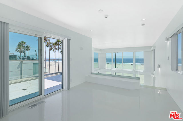 2419 Ocean Front Walk, Venice CA: https://media.crmls.org/mediaz/56d2e64d-dca6-4fff-b147-30b178560a00.jpg