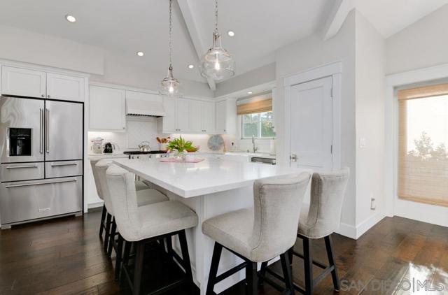 455 J Ave, Coronado CA: https://media.crmls.org/mediaz/56d3294a-ef7e-4d0a-8099-c30cabb8f0ee.jpg