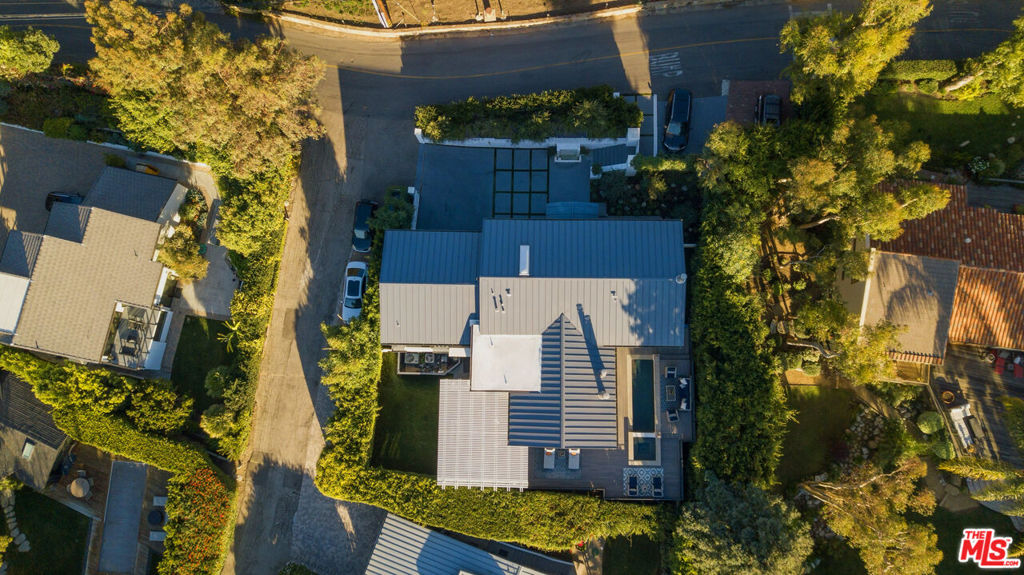 https://media.crmls.org/mediaz/56d32c9b-fd3a-4f3b-9160-3aebc807bb13.jpg?preset=X-Large