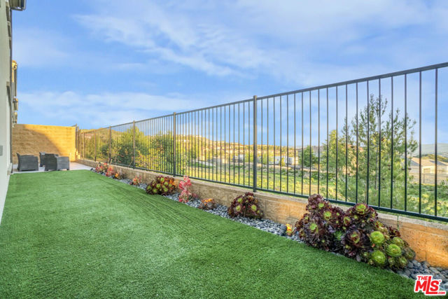 20818 W Bur Oak Circle, Porter Ranch CA: https://media.crmls.org/mediaz/56d45986-42f6-4992-a7cf-ea76164bd901.jpg