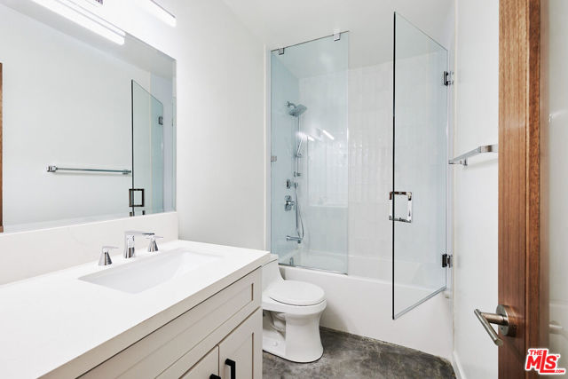 305 San Vicente Boulevard, Santa Monica CA: https://media.crmls.org/mediaz/56d4fff6-394b-4daa-a67d-08b86aff5672.jpg