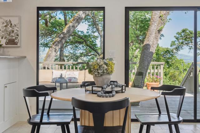 361 Castle Crest Rd, Alamo CA: https://media.crmls.org/mediaz/56d50c0e-a0c2-49e6-9459-5fa1c8362cd2.jpg