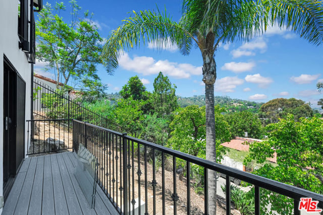 3236 Primera Avenue, Los Angeles CA: https://media.crmls.org/mediaz/56d5673a-0059-4fe9-a68f-986035b2a9ca.jpg