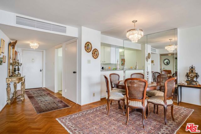 4335 S Marina City Drive, Marina del Rey CA: https://media.crmls.org/mediaz/56d572ac-e3dc-479f-adb8-f20071348dcd.jpg