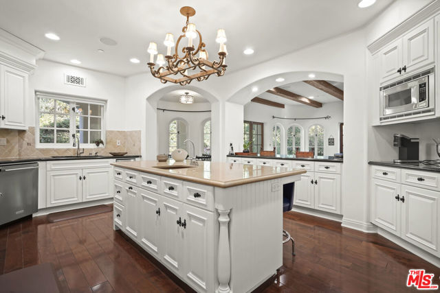 18414 Corazon Circle, Tarzana CA: https://media.crmls.org/mediaz/56d575d6-4133-40a6-888a-5e7eeb6847e9.jpg