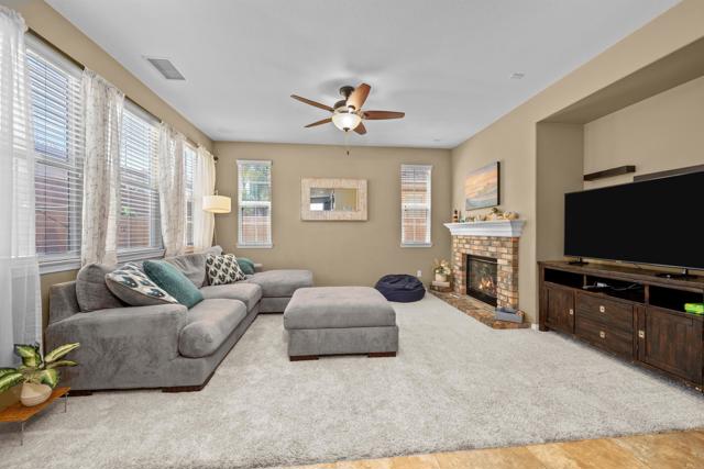 32113 Sycamore Ct, Temecula CA: https://media.crmls.org/mediaz/56d5c7d5-4f00-44cd-b9d3-6ccacf5b3cc2.jpg