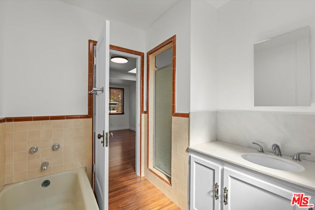 711 Pier Avenue, Santa Monica CA: https://media.crmls.org/mediaz/56d5ce73-a024-4dad-b942-2ba2fda8febe.jpg