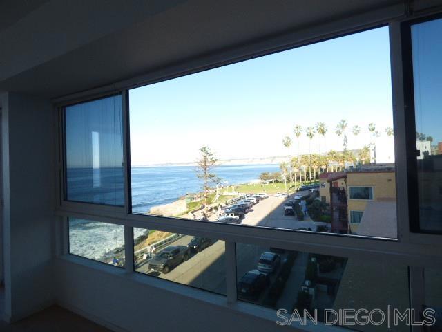939 Coast Blvd, La Jolla CA: https://media.crmls.org/mediaz/56d64d8a-71bd-4c06-9aba-cf13316816ca.jpg