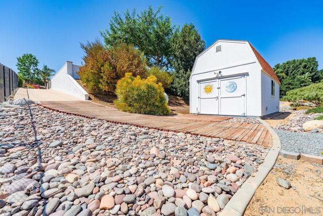 2860 Via Rancheros Way, Fallbrook CA: https://media.crmls.org/mediaz/56d68015-d61d-4ac6-b301-51b683b92210.jpg