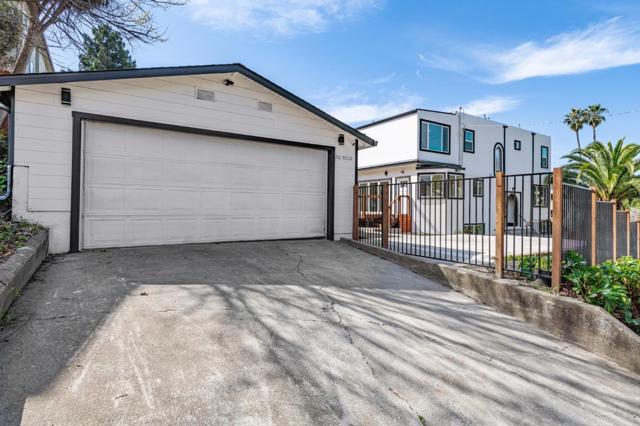 252 Euclid Avenue, Oakland CA: https://media.crmls.org/mediaz/56d68c5e-9f31-491f-8b9e-c8207e304f8d.jpg