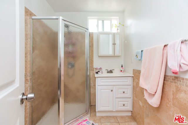 4504 Maplewood Avenue, Los Angeles CA: https://media.crmls.org/mediaz/56d80da6-0da7-4c9b-becc-56bde7b7b615.jpg