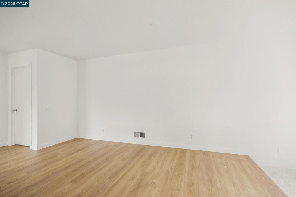 https://media.crmls.org/mediaz/56d82616-6513-437f-9763-eda98a872e5c.jpg?preset=X-Large