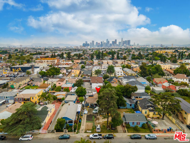 679 E 41st Place, Los Angeles CA: https://media.crmls.org/mediaz/56d8615b-a065-4080-bbe7-26c87a6fff38.jpg