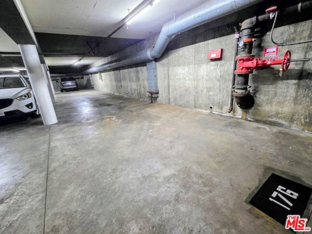 1440 Veteran Avenue, Los Angeles CA: https://media.crmls.org/mediaz/56d9027c-59af-41b1-9583-a58b38de8f33.jpg