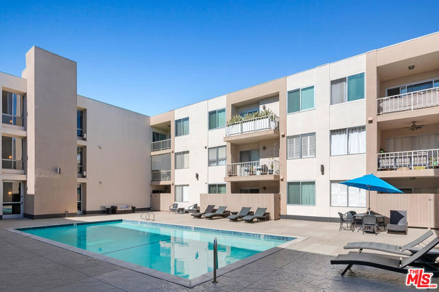 927 N Kings Road, West Hollywood CA: https://media.crmls.org/mediaz/56d939e9-2a30-417e-ac3e-1876a92600ce.jpg