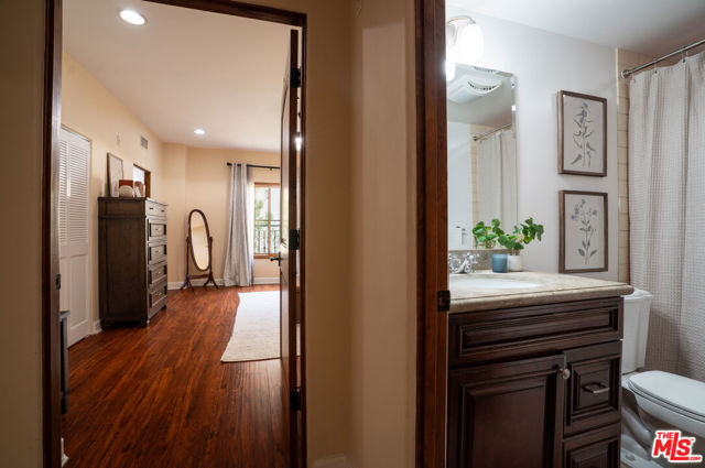 1331 N Sycamore Avenue, Los Angeles CA: https://media.crmls.org/mediaz/56d9b88d-9803-4259-b011-845c6ba01625.jpg