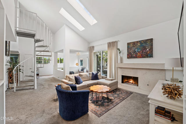 2287 Martinique Lane, Oxnard CA: https://media.crmls.org/mediaz/56da5b68-c161-4840-89f6-ab3e1e3c3d99.jpg