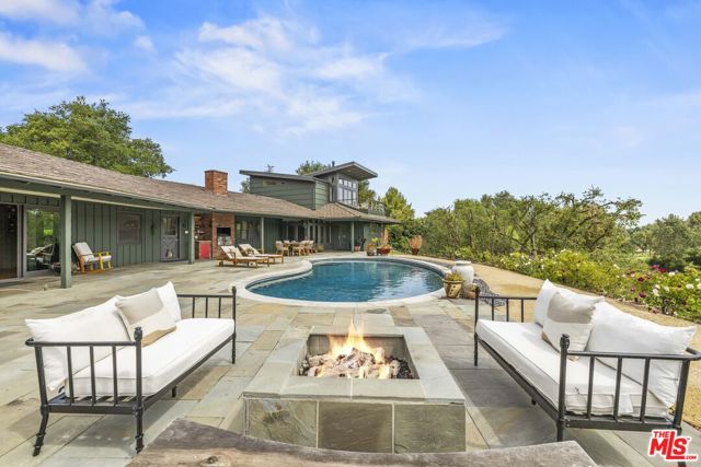 4650 Canoga Avenue, Woodland Hills CA: https://media.crmls.org/mediaz/56daef65-5c83-4383-ad37-54323dc7b9db.jpg