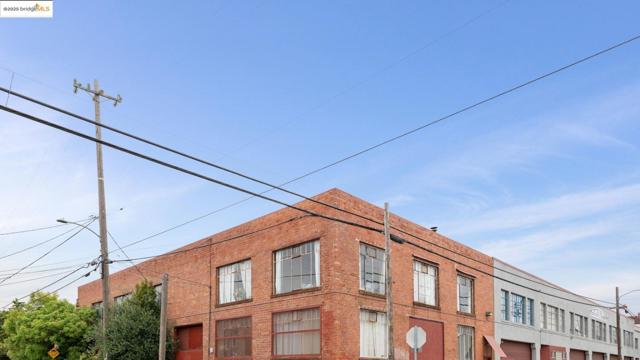 958 28th ST, Oakland CA: https://media.crmls.org/mediaz/56dbe186-ad10-42f9-8054-f31146501f71.jpg