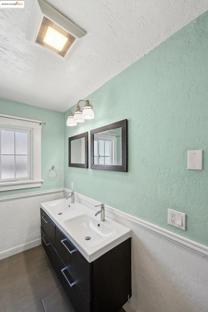 Image 32 of 60 For 1063 32nd St