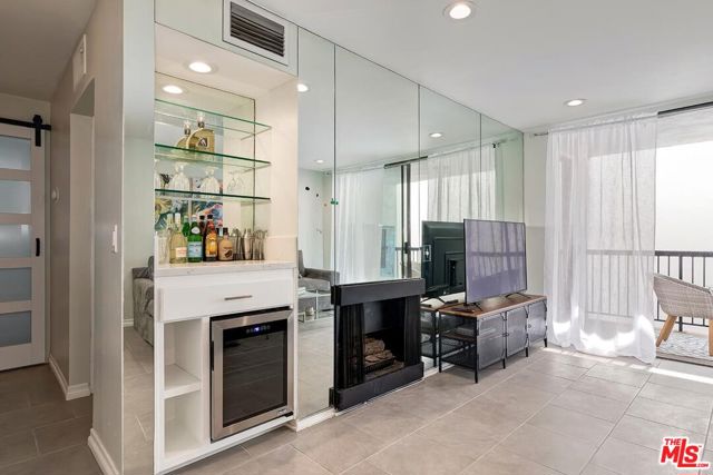 906 N Doheny Drive, West Hollywood CA: https://media.crmls.org/mediaz/56dc2625-a8b4-40ed-a2ef-087866963ec6.jpg