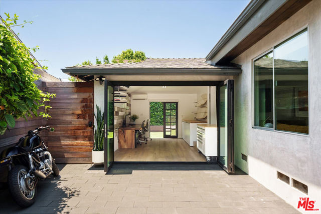 2501 Walnut Avenue, Venice CA: https://media.crmls.org/mediaz/56dcdf4e-cb4a-4081-bbd5-8030da5166b3.jpg