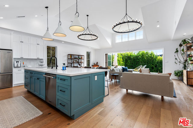 7614 Truxton Avenue, Los Angeles CA: https://media.crmls.org/mediaz/56dcfb58-ef9a-4811-924c-b363ee80e967.jpg