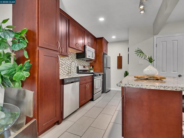 2033 Sierra Rd, Concord CA: https://media.crmls.org/mediaz/56ddfd0c-358d-4903-8ded-730b2820d4d2.jpg