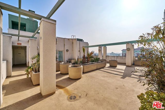 906 S Serrano Avenue, Los Angeles CA: https://media.crmls.org/mediaz/56de7445-82e9-454f-a781-23d928726aac.jpg
