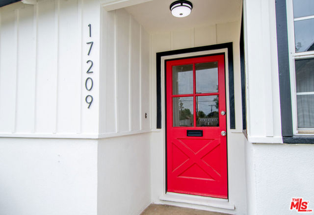 17209 Stagg Street, Van Nuys CA: https://media.crmls.org/mediaz/56df8586-bf32-4638-8978-1acc02c3ca77.jpg