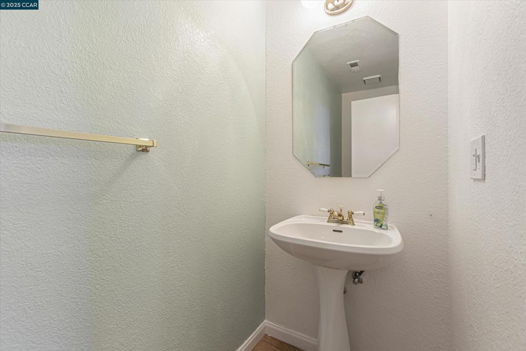 https://media.crmls.org/mediaz/56e09f05-4325-476a-8460-c8561e8973fe.jpg?preset=X-Large