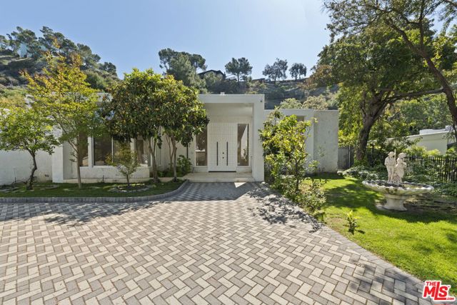 1860 Loma Vista Drive, Beverly Hills CA: https://media.crmls.org/mediaz/56e121a6-aed8-4ef1-b5b6-971a5c34c96b.jpg