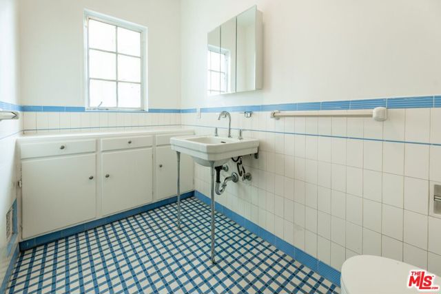 1658 N Sierra Bonita Avenue, Los Angeles CA: https://media.crmls.org/mediaz/56e1b152-38c2-44b5-84f5-c0eb3effc161.jpg