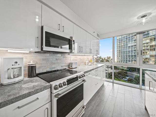 1750 Avenida Del Mundo, Coronado CA: https://media.crmls.org/mediaz/56e1d751-b709-494c-ba42-6ebff391af44.jpg