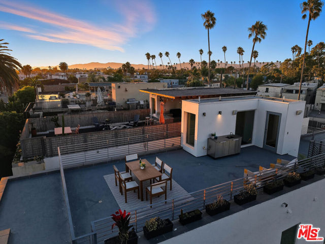 653 Oxford Ave, Venice CA: https://media.crmls.org/mediaz/56e1f856-4f22-4de1-9e26-3de9a6d1d852.jpg