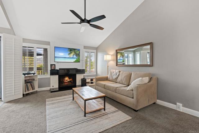 Detail Gallery Image 5 of 40 For 5987 Gaines St, San Diego,  CA 92110 - 2 Beds | 2/1 Baths