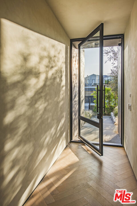 4112 Shadyglade Avenue, Studio City CA: https://media.crmls.org/mediaz/56e5478b-f5c0-4039-bc9b-050705502448.jpg