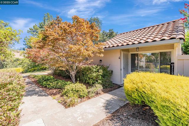 4 Mt Wilson Way, Clayton CA: https://media.crmls.org/mediaz/56e5b300-2a58-4170-aac0-1d175370aa44.jpg