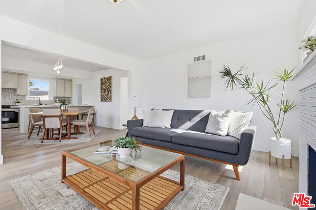 9402 S Van Ness Avenue, Los Angeles CA: https://media.crmls.org/mediaz/56e7db88-6576-4d26-a3a9-d9a41dd8be4f.jpg