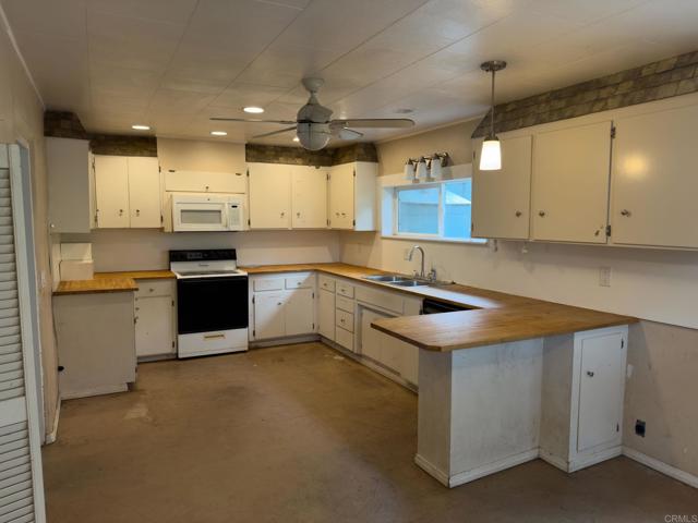 30825 Valley Center Drive, Valley Center CA: https://media.crmls.org/mediaz/56e9168b-7022-4e31-889f-71edf951c7c9.jpg