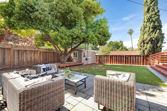 1424 Sunnyslope Ave, Belmont CA: https://media.crmls.org/mediaz/56e95404-cc25-49ef-bb3f-ec5815f08434.jpg