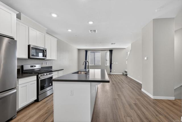 Detail Gallery Image 6 of 24 For 2561 Natomas Crossing, Sacramento,  CA 95834 - 4 Beds | 3/1 Baths