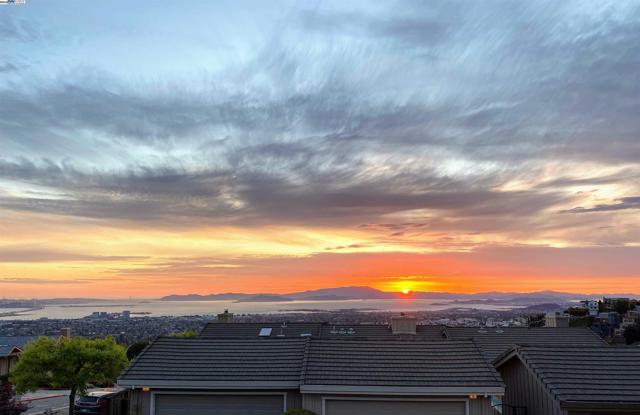 37 Binnacle Hl, Oakland CA: https://media.crmls.org/mediaz/56ea0729-02dd-4d65-82ea-ac38405abc26.jpg