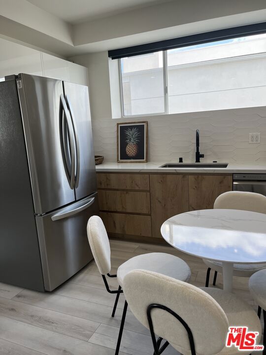 124 S Croft Avenue, Los Angeles CA: https://media.crmls.org/mediaz/56ea4b42-5cea-4ef0-9338-b2970560980d.jpg
