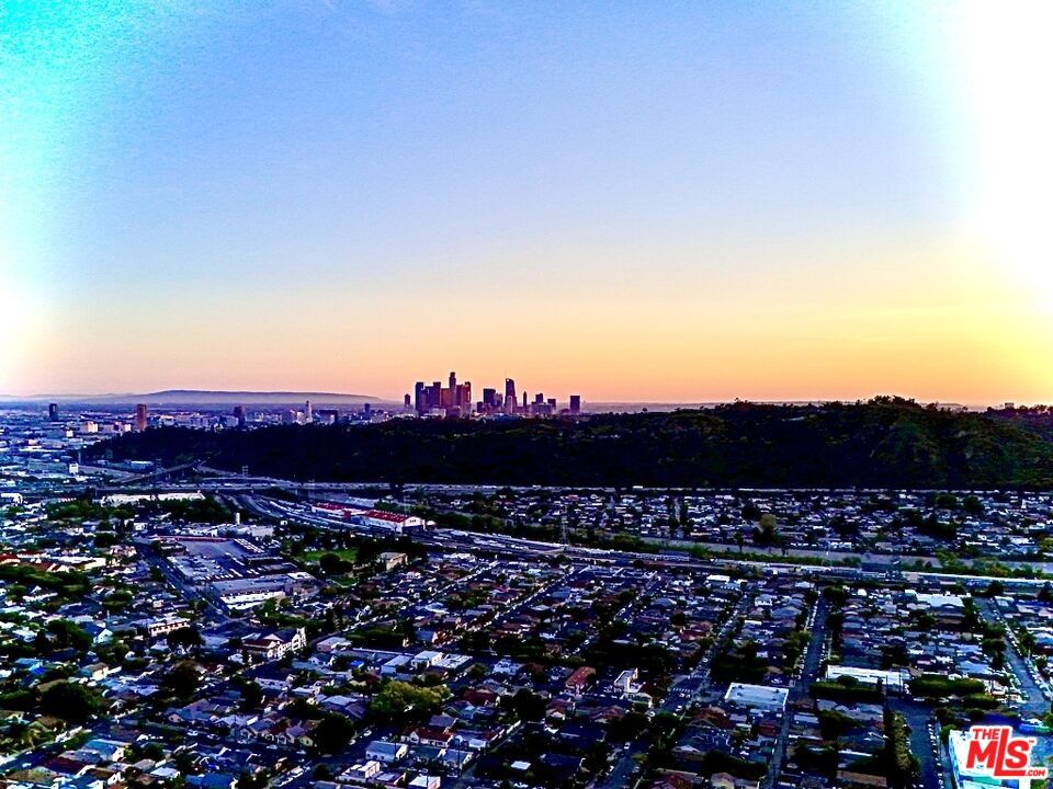 https://media.crmls.org/mediaz/56ea780c-8fb4-48a3-a33e-5fdb120ab6ef.jpg?preset=X-Large
