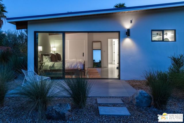 454 E Lindsey Drive, Palm Springs CA: https://media.crmls.org/mediaz/56ead915-11ab-4f4b-8561-cebb3dcde0da.jpg
