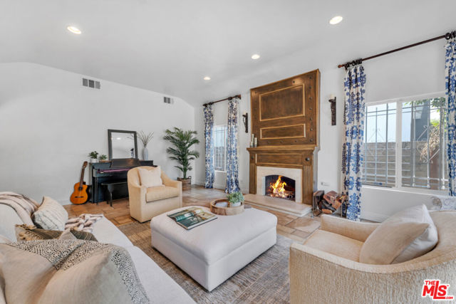 11242 Kling Street photo 6