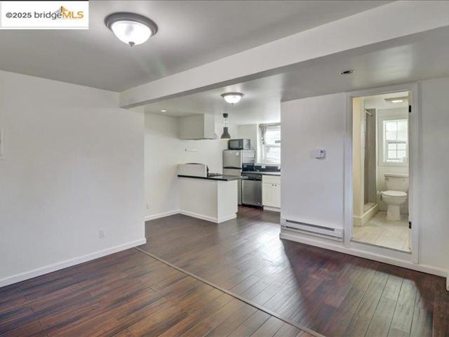 4211 Market St, Oakland CA: https://media.crmls.org/mediaz/56eb7d54-e786-446c-a354-bd92fff2d377.jpg