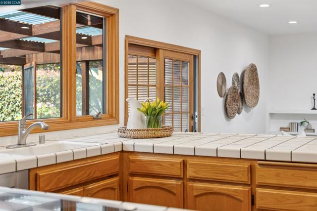 1752 Berrywood Ct, Concord CA: https://media.crmls.org/mediaz/56ec1c0d-a958-4c0e-97be-71889a9b5822.jpg